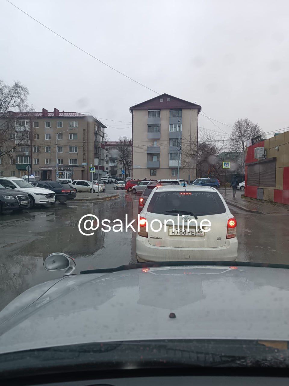 Утреннее ДТП стало причиной затора на перекрестке в Южно-Сахалинске Утреннее ДТП стало причиной затора на перекрестке в Южно-Сахалинске