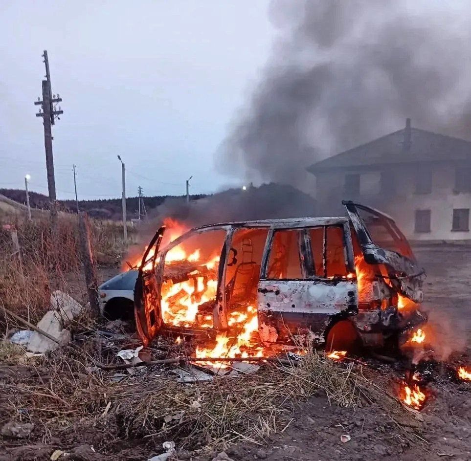 В Углегорске горел автомобиль В Углегорске горел автомобиль