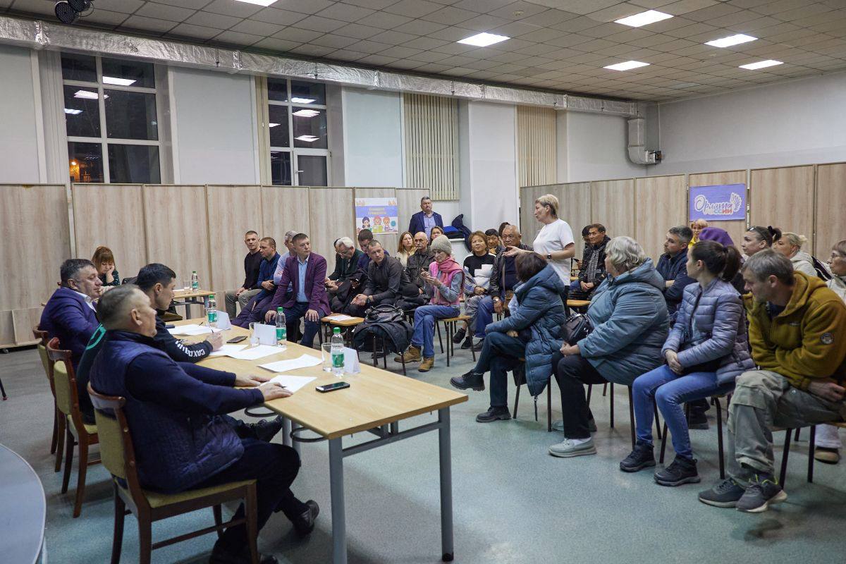 Вице-мэр Денис Ю провёл встречу с жителями Владимировки Вице-мэр Денис Ю провёл встречу с жителями Владимировки