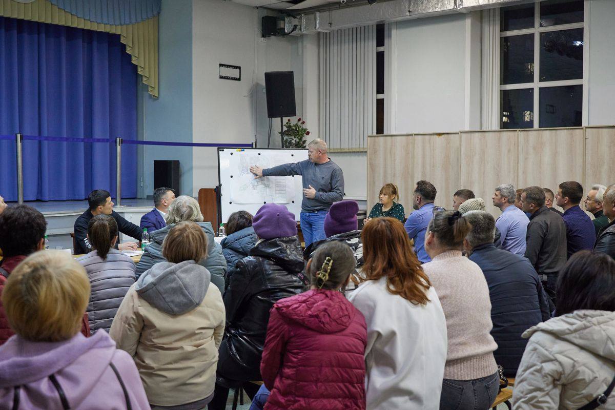 Вице-мэр Денис Ю провёл встречу с жителями Владимировки Вице-мэр Денис Ю провёл встречу с жителями Владимировки