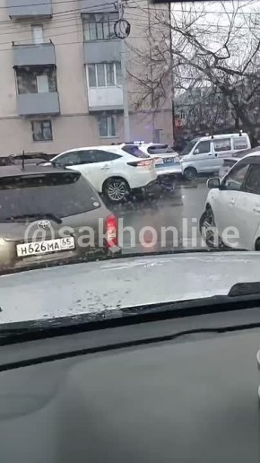 Утреннее ДТП стало причиной затора на перекрестке в Южно-Сахалинске