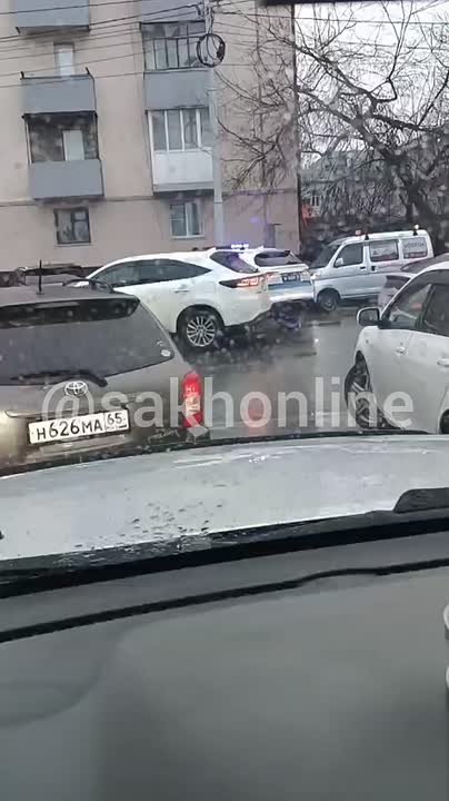 Утреннее ДТП стало причиной затора на перекрестке в Южно-Сахалинске
