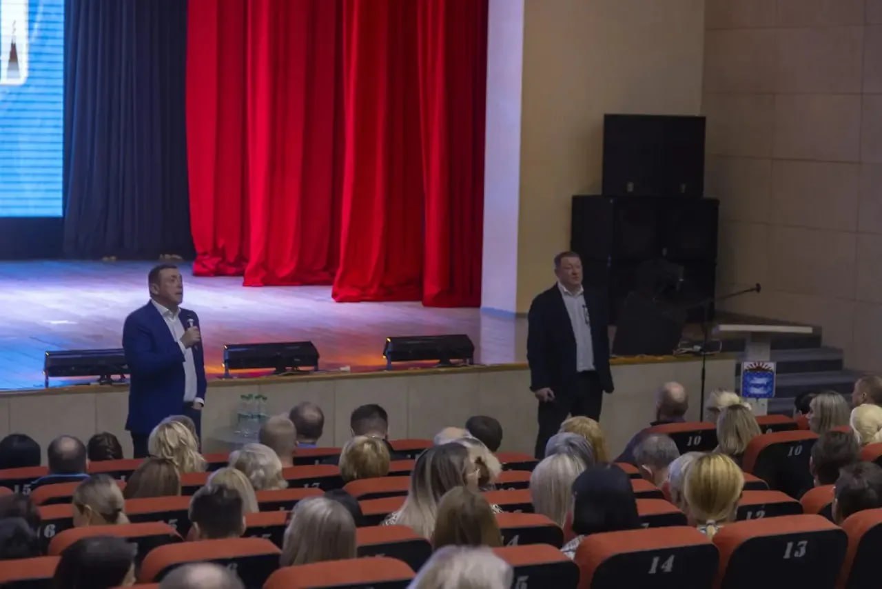 Ремонт жилфонда, лифт в больнице и парк Победы: губернатор ответил на вопросы жителей Кунашира Ремонт жилфонда, лифт в больнице и парк Победы: губернатор ответил на вопросы жителей Кунашира