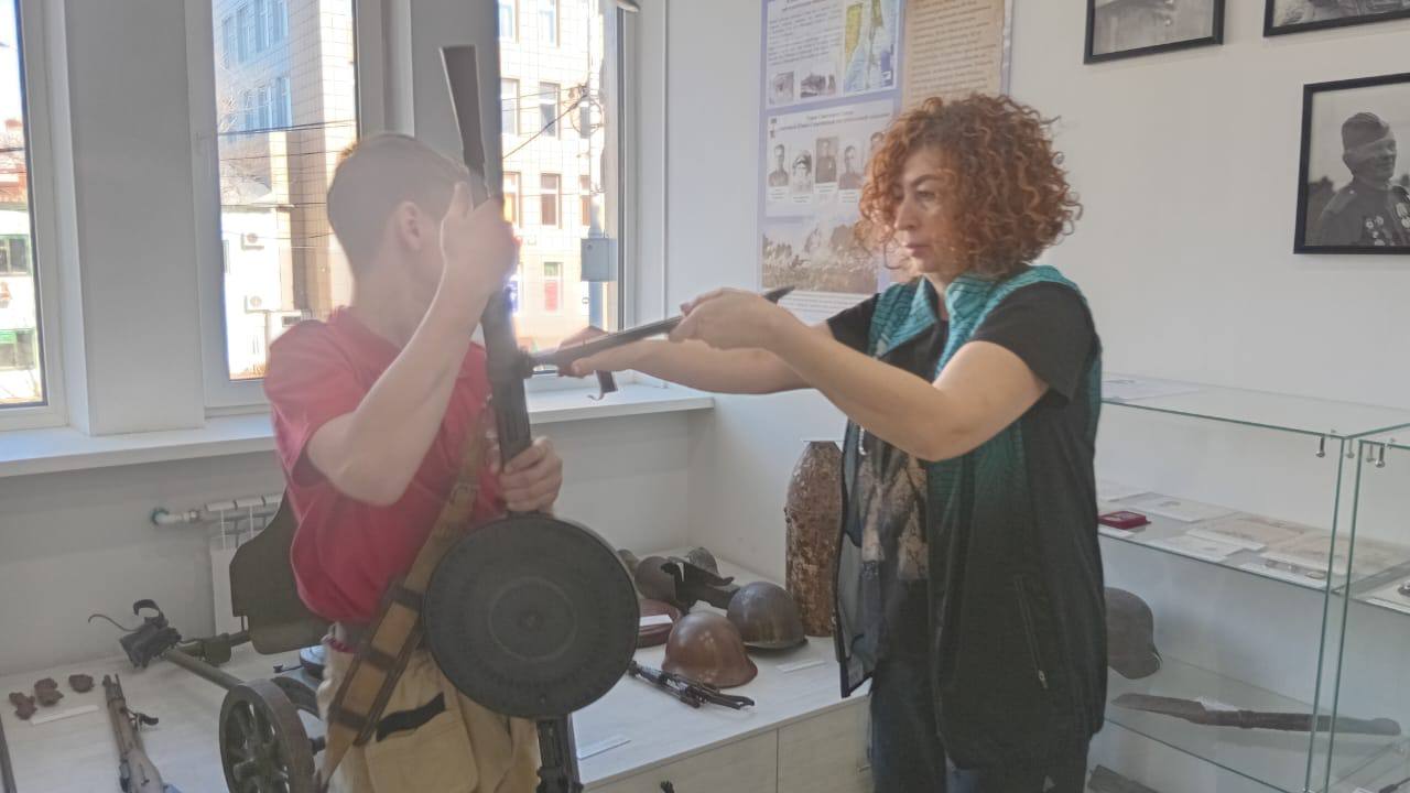 Первый семейный конкурс по стрельбе "Урок высокой точности" провели на Сахалине Первый семейный конкурс по стрельбе "Урок высокой точности" провели на Сахалине