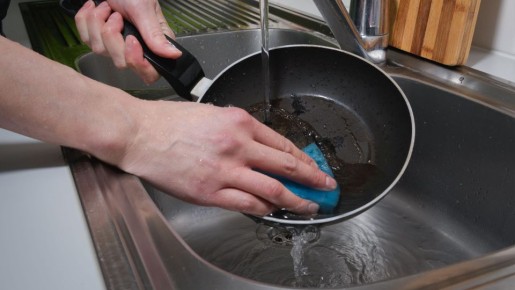 Антипригарная сковорода будет служить вам годами: соблюдайте 2 простых правила