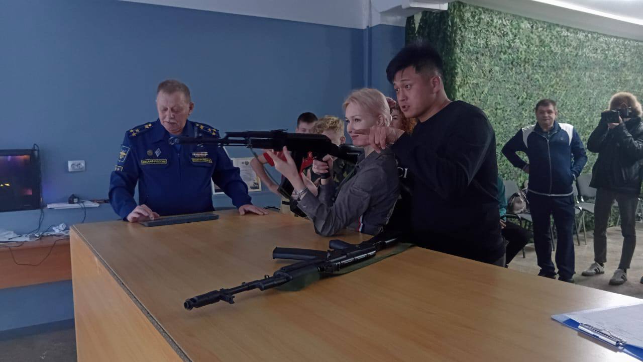 Первый семейный конкурс по стрельбе "Урок высокой точности" провели на Сахалине Первый семейный конкурс по стрельбе "Урок высокой точности" провели на Сахалине