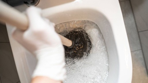 Не всем советам из интернета стоит верить: от этого лайфхака унитаз станет только грязнее