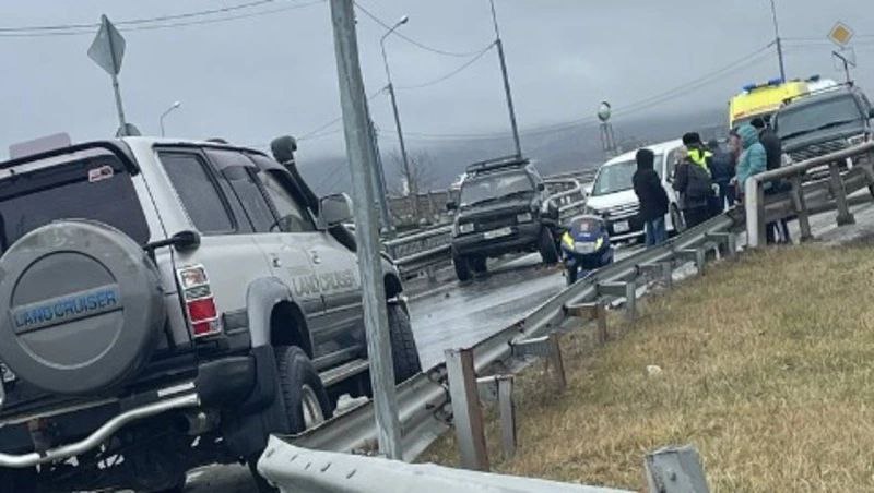 «Замес» на виадуке: массовое ДТП перекрыло дорогу в Южно-Сахалинске «Замес» на виадуке: массовое ДТП перекрыло дорогу в Южно-Сахалинске