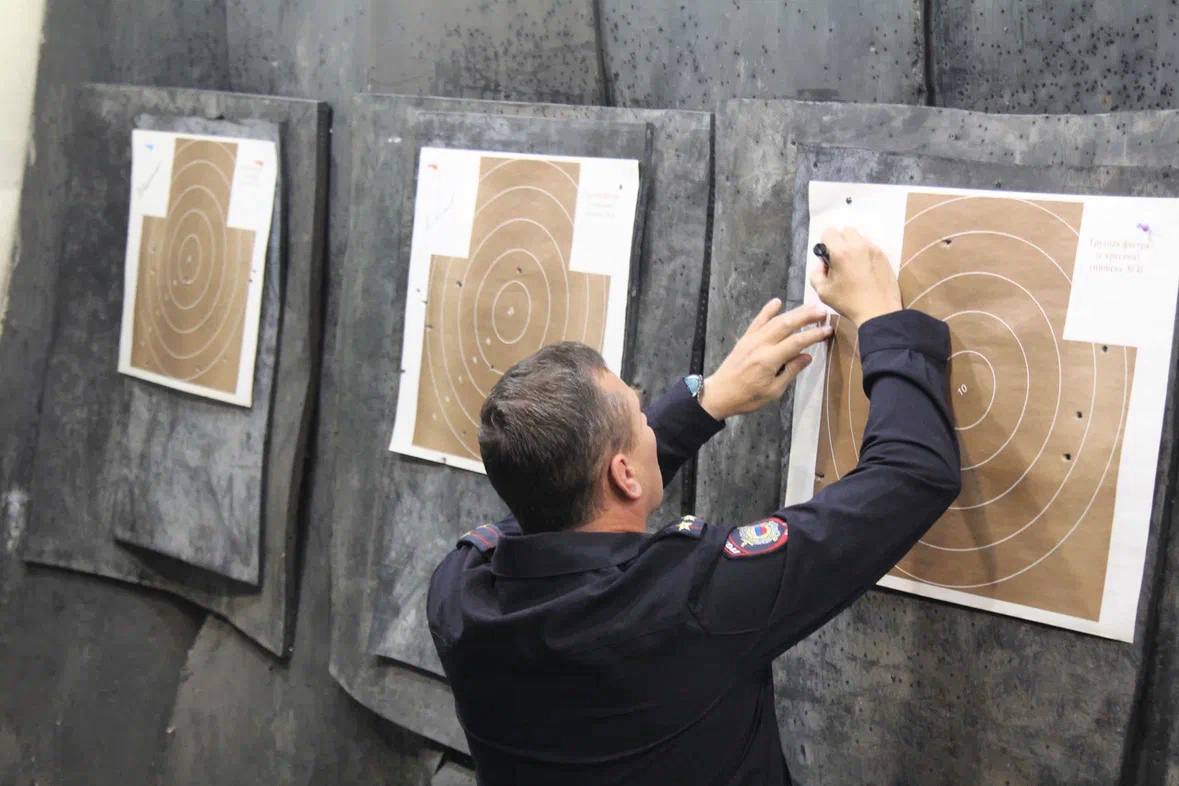 На кануне празднования Дня сотрудника органов внутренних дел России в тире УМВД состоялись соревнования по стрельбе из пистолета Макарова среди руководства областного аппарата УМВД На кануне празднования Дня сотрудника органов внутренних дел России в тире УМВД состоялись соревнования по стрельбе из пистолета Макарова среди руководства областного аппарата УМВД