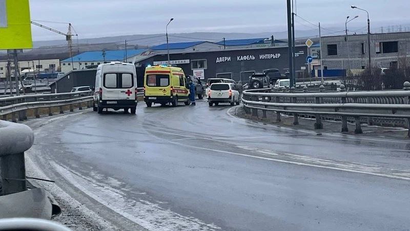 «Замес» на виадуке: массовое ДТП перекрыло дорогу в Южно-Сахалинске «Замес» на виадуке: массовое ДТП перекрыло дорогу в Южно-Сахалинске