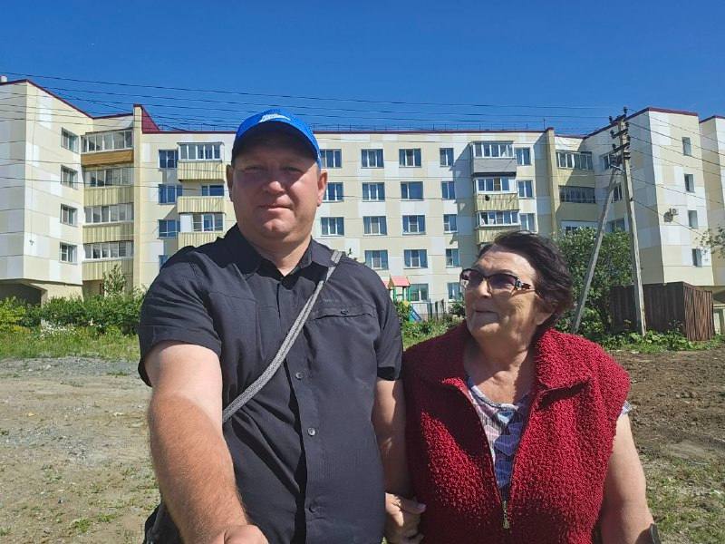 Артем Круглик поздравил лучшего управдома Валентину Баранову и предложил поддержать холмских конкурсантов «Сахалинского маяка»