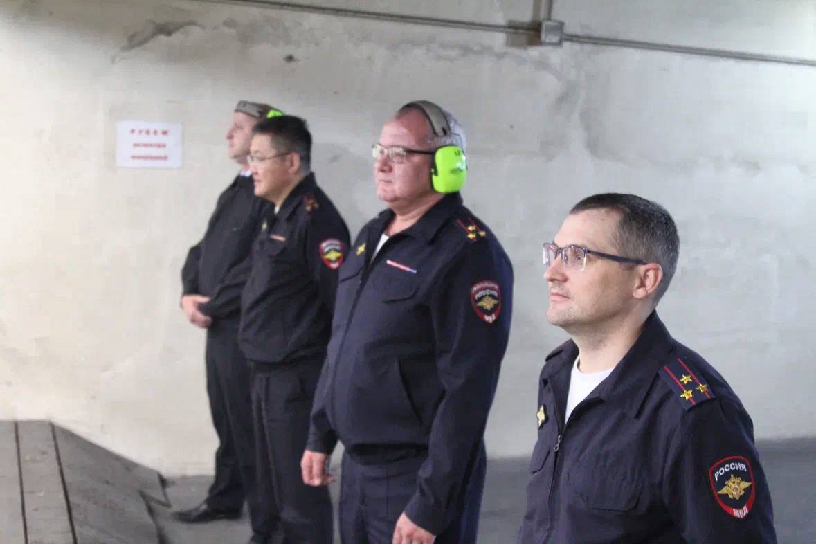 На кануне празднования Дня сотрудника органов внутренних дел России в тире УМВД состоялись соревнования по стрельбе из пистолета Макарова среди руководства областного аппарата УМВД На кануне празднования Дня сотрудника органов внутренних дел России в тире УМВД состоялись соревнования по стрельбе из пистолета Макарова среди руководства областного аппарата УМВД