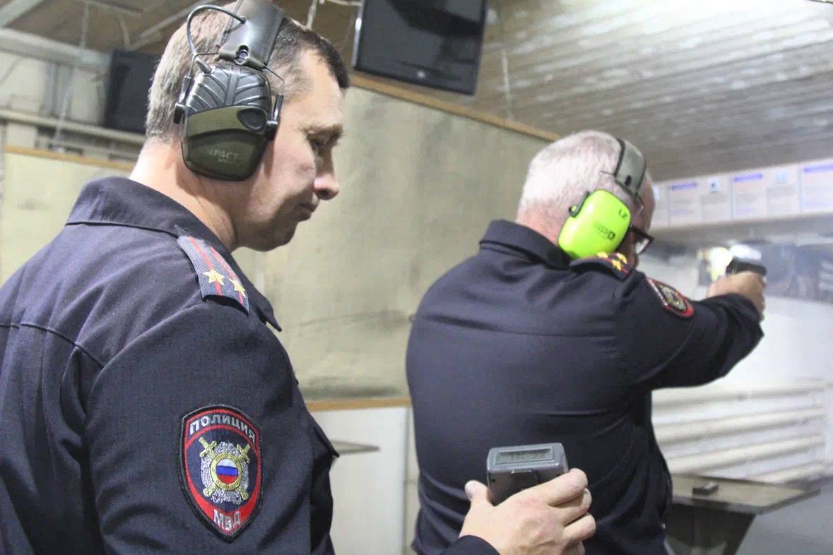 На кануне празднования Дня сотрудника органов внутренних дел России в тире УМВД состоялись соревнования по стрельбе из пистолета Макарова среди руководства областного аппарата УМВД На кануне празднования Дня сотрудника органов внутренних дел России в тире УМВД состоялись соревнования по стрельбе из пистолета Макарова среди руководства областного аппарата УМВД