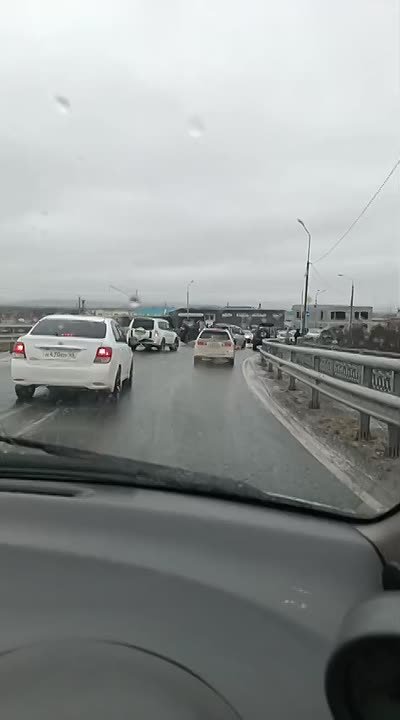 «Замес» на виадуке: массовое ДТП перекрыло дорогу в Южно-Сахалинске