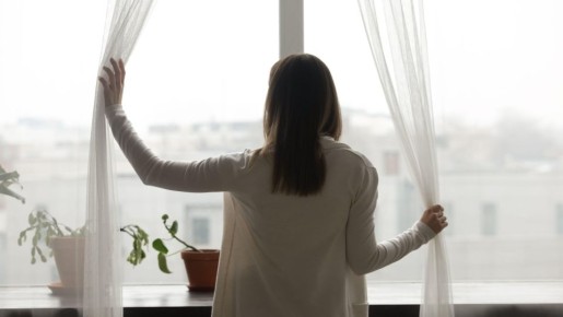 Даже пожелтевший тюль станет белее снега: поможет копеечный порошок с кухни