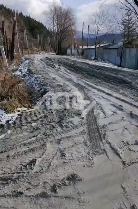 "Щебёнку видишь? Нет! А она есть!": жители в Долинске терпят трудности из-за разбитой дороги