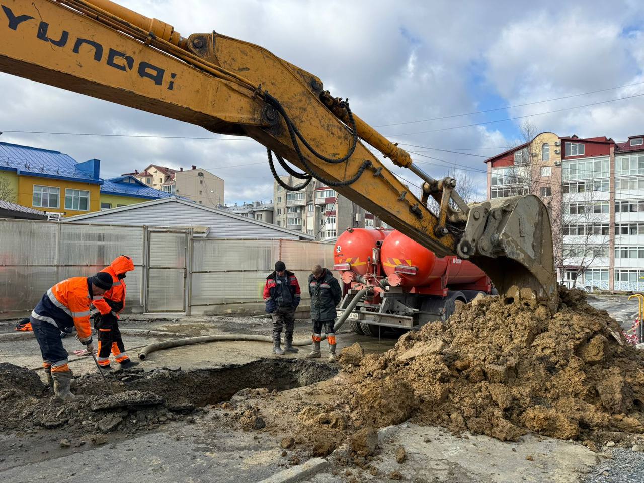 Из-за мощного напора вздулся асфальт: в Южно-Сахалинске прорвало водопровод Из-за мощного напора вздулся асфальт: в Южно-Сахалинске прорвало водопровод