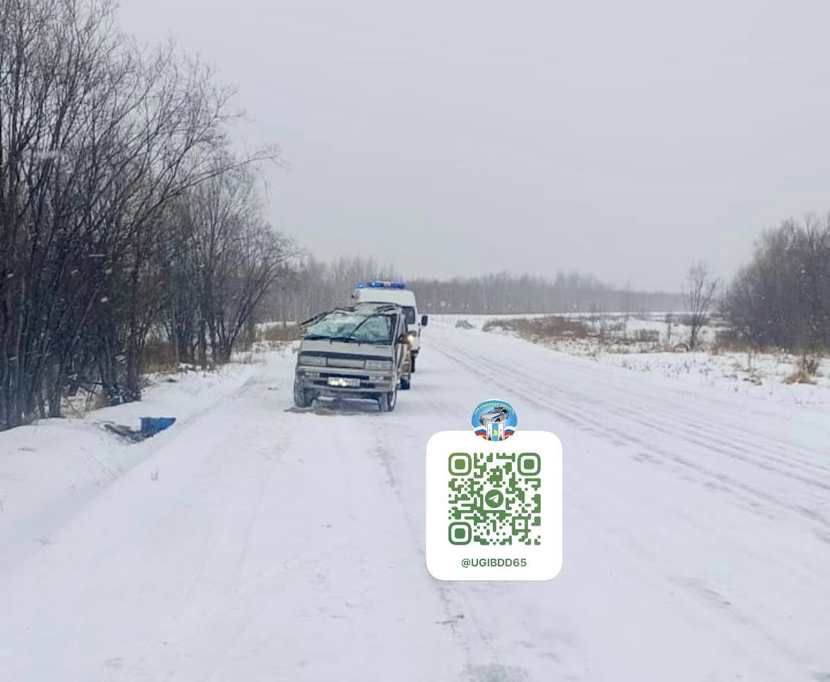 Сахалинца зажало в автомобиле после жесткого ДТП: на месте работали спасатели