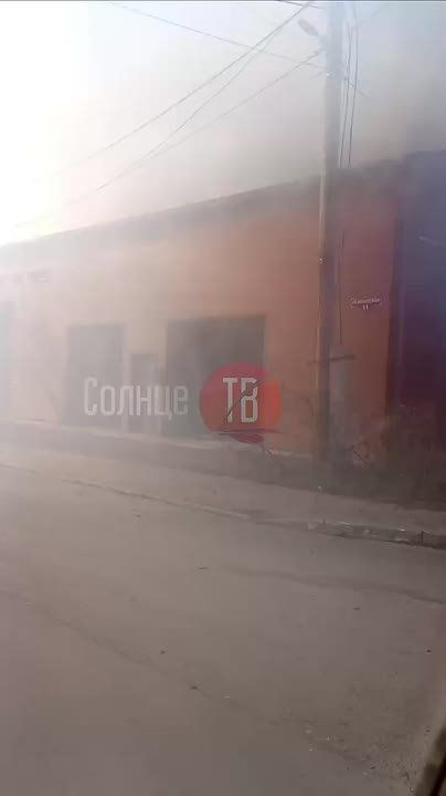 На выезде из Дальнего горит автосервис