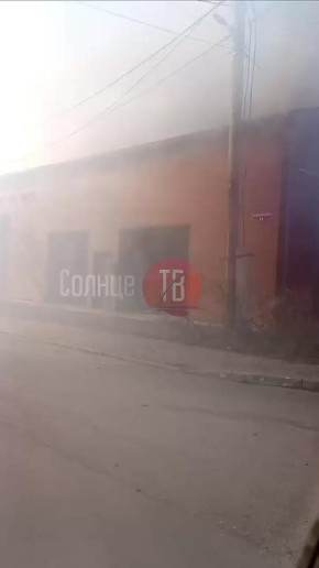 На выезде из Дальнего горит автосервис