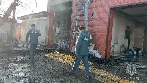 Огнеборцы ликвидируют пожар в Южно-Сахалинске