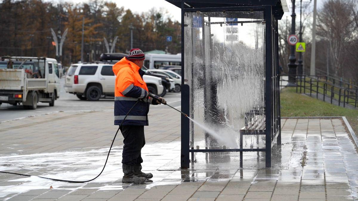 Готовим остановки к зиме. В городе завершается плановая помывка остановочных павильонов перед наступлением холодов