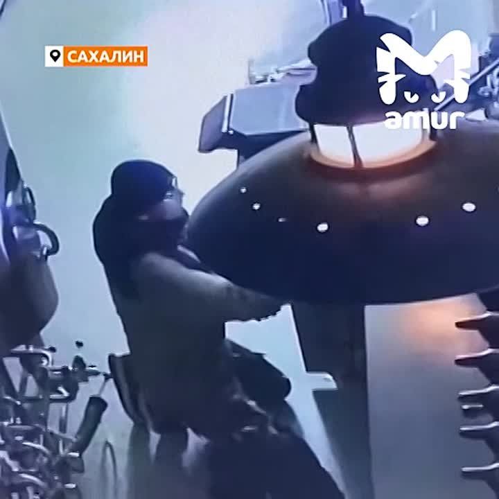 Хитрый ворюга прятался в кафе и магазинах на Сахалине