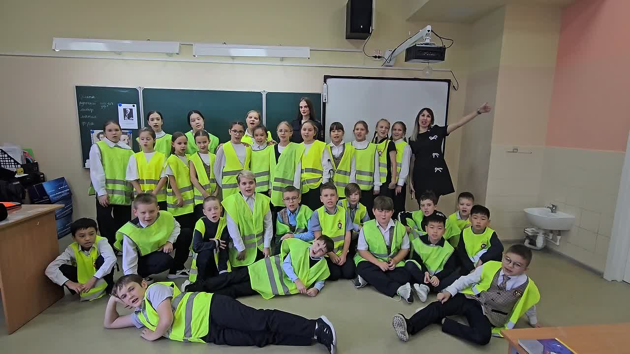 Сегодня сотрудники управления Госавтоинспекции провели интерактивное занятие с учениками 4 класса МАОУ СОШ №6 — участниками отряда Юных инспекторов движения (ЮИД)