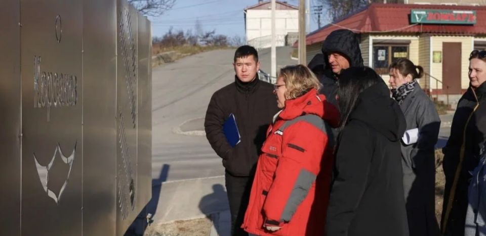 Вандалы повредили новый забор КНС в Корсакове