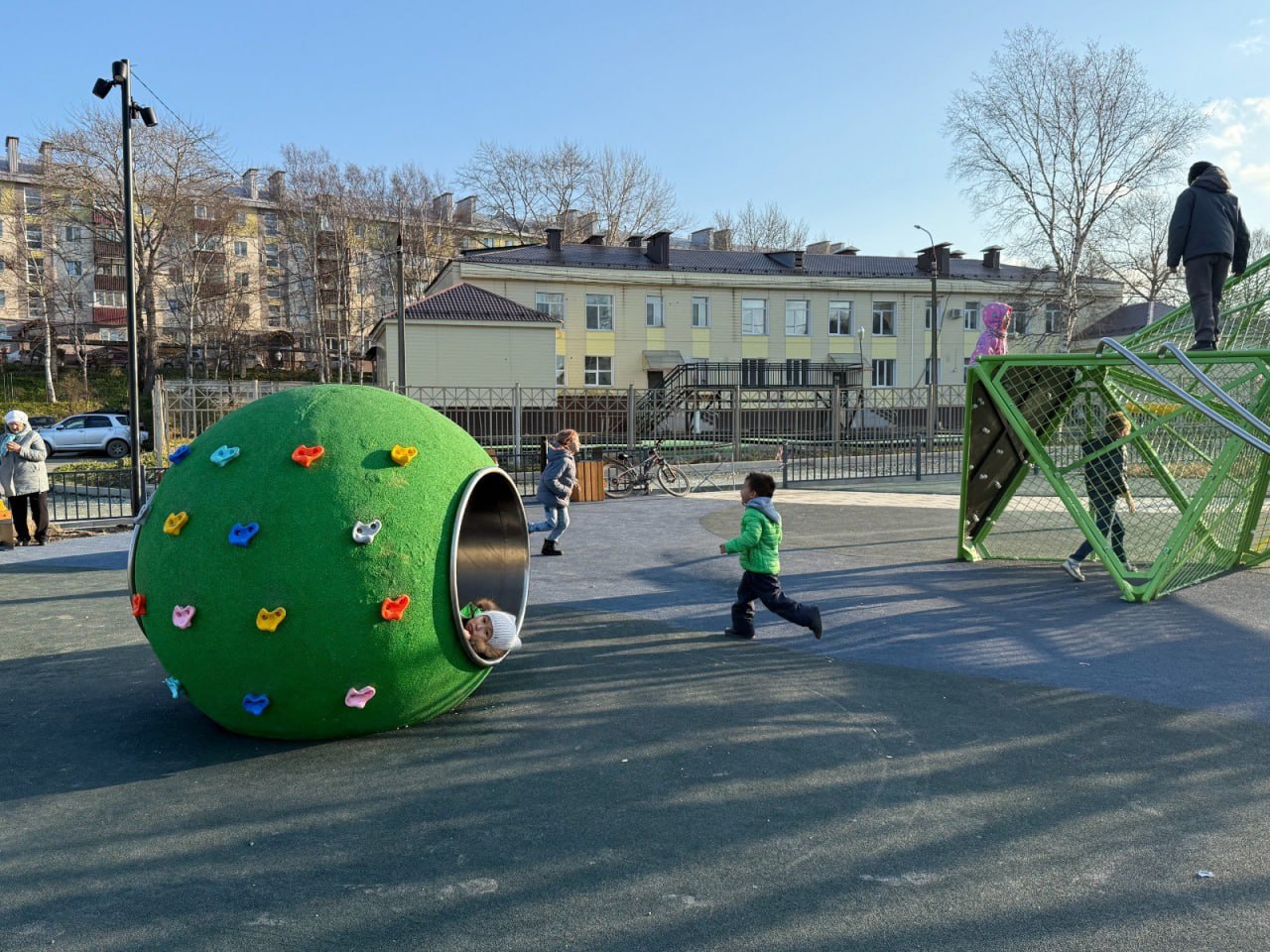 Новый сквер в Корсакове стал центром притяжения горожан Новый сквер в Корсакове стал центром притяжения горожан