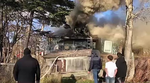 При пожаре в Корсакове едва не пострадала пожилая женщина, но смелый сахалинец ворвался в горящий дом, чтобы спасти из пожара 94-летнюю соседку