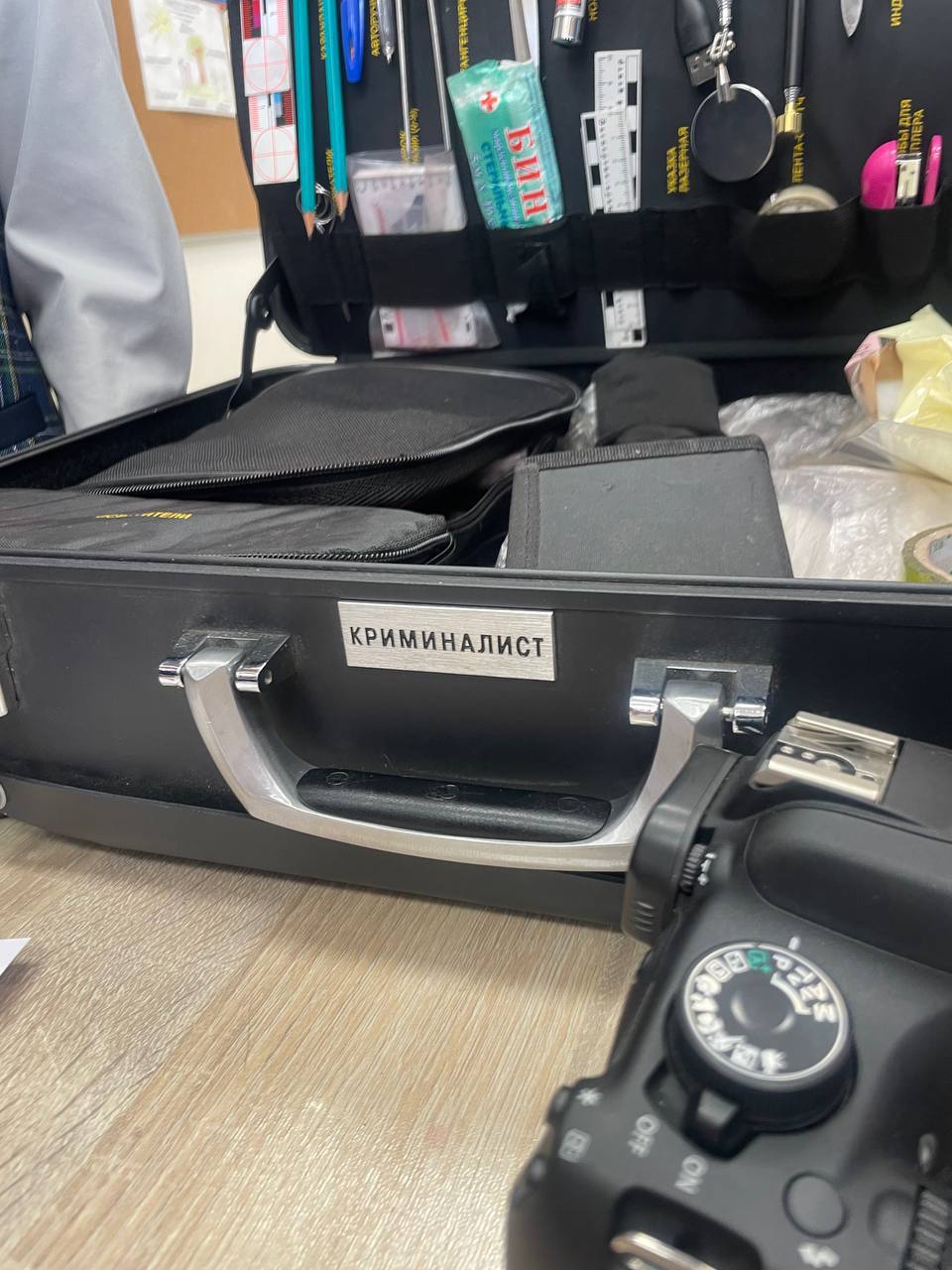 След ведёт в 1А!. В 1 А классе прошло невероятно интересное мероприятие — настоящий криминалистический мастер-класс! К ним в гости пришел Денис Хахулин, заместитель начальника экспертно-криминалистического отдела управления... След ведёт в 1А!. В 1 А классе прошло невероятно интересное мероприятие — настоящий криминалистический мастер-класс! К ним в гости пришел Денис Хахулин, заместитель начальника экспертно-криминалистического отдела управления...