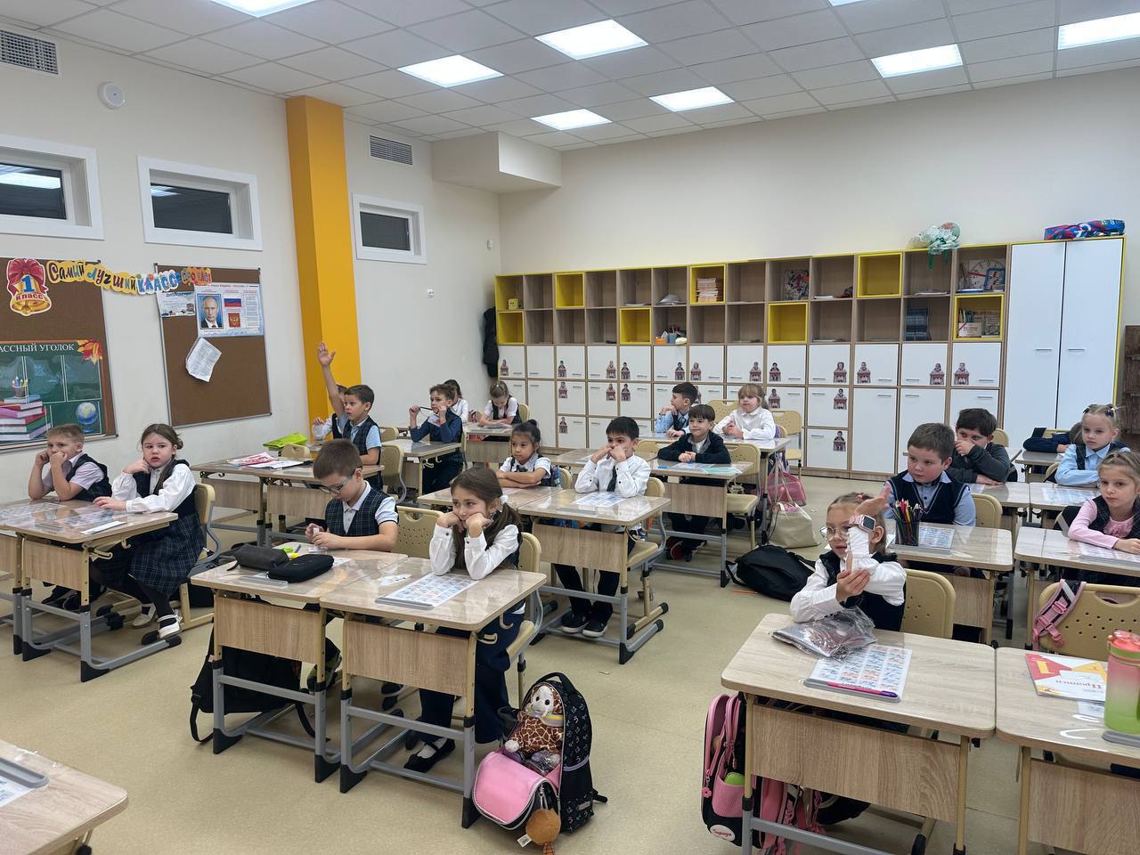 След ведёт в 1А!. В 1 А классе прошло невероятно интересное мероприятие — настоящий криминалистический мастер-класс! К ним в гости пришел Денис Хахулин, заместитель начальника экспертно-криминалистического отдела управления... След ведёт в 1А!. В 1 А классе прошло невероятно интересное мероприятие — настоящий криминалистический мастер-класс! К ним в гости пришел Денис Хахулин, заместитель начальника экспертно-криминалистического отдела управления...