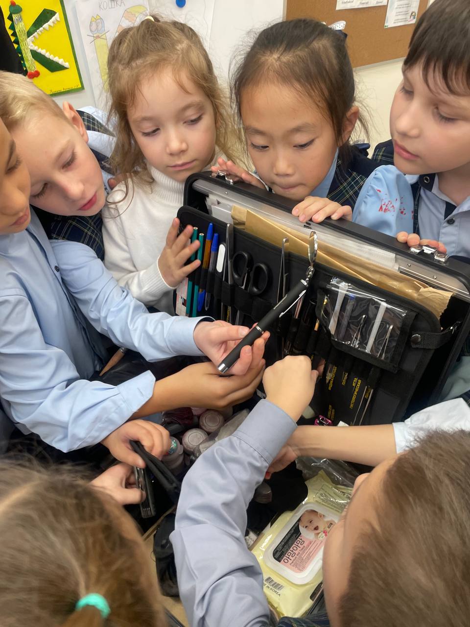 След ведёт в 1А!. В 1 А классе прошло невероятно интересное мероприятие — настоящий криминалистический мастер-класс! К ним в гости пришел Денис Хахулин, заместитель начальника экспертно-криминалистического отдела управления... След ведёт в 1А!. В 1 А классе прошло невероятно интересное мероприятие — настоящий криминалистический мастер-класс! К ним в гости пришел Денис Хахулин, заместитель начальника экспертно-криминалистического отдела управления...