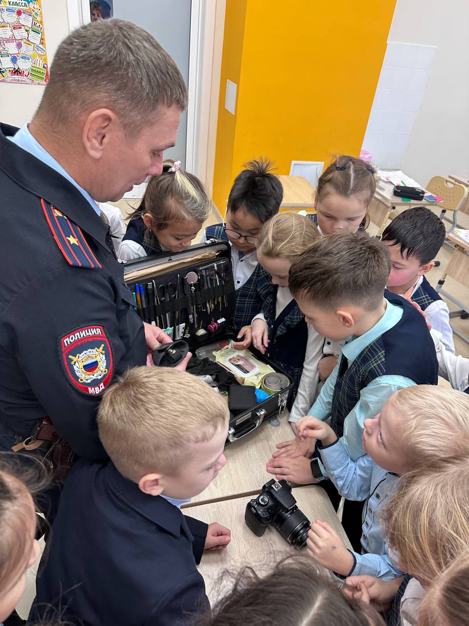 След ведёт в 1А!. В 1 А классе прошло невероятно интересное мероприятие — настоящий криминалистический мастер-класс! К ним в гости пришел Денис Хахулин, заместитель начальника экспертно-криминалистического отдела управления... След ведёт в 1А!. В 1 А классе прошло невероятно интересное мероприятие — настоящий криминалистический мастер-класс! К ним в гости пришел Денис Хахулин, заместитель начальника экспертно-криминалистического отдела управления...