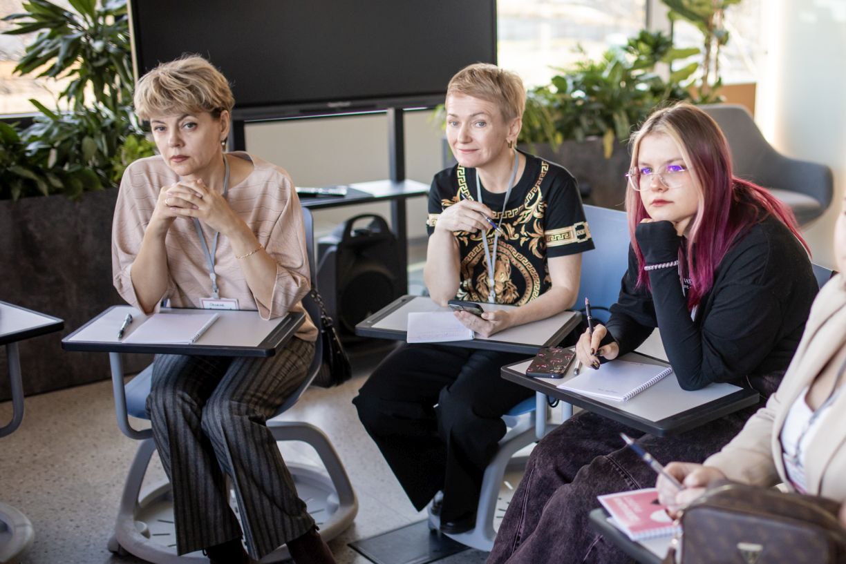 На Сахалине провели проектную сессию «Девушки рулят» На Сахалине провели проектную сессию «Девушки рулят»