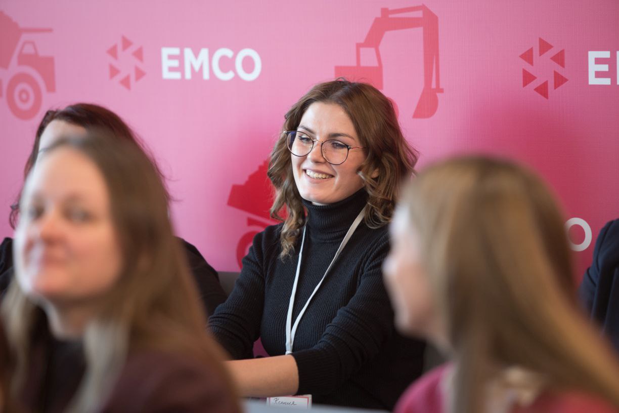 На Сахалине провели проектную сессию «Девушки рулят» На Сахалине провели проектную сессию «Девушки рулят»