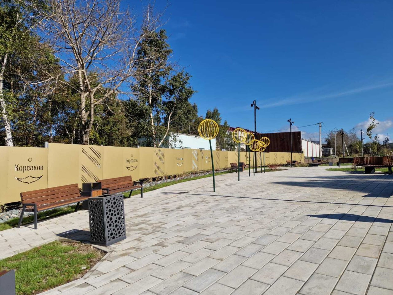 Новый сквер в Корсакове стал центром притяжения горожан Новый сквер в Корсакове стал центром притяжения горожан