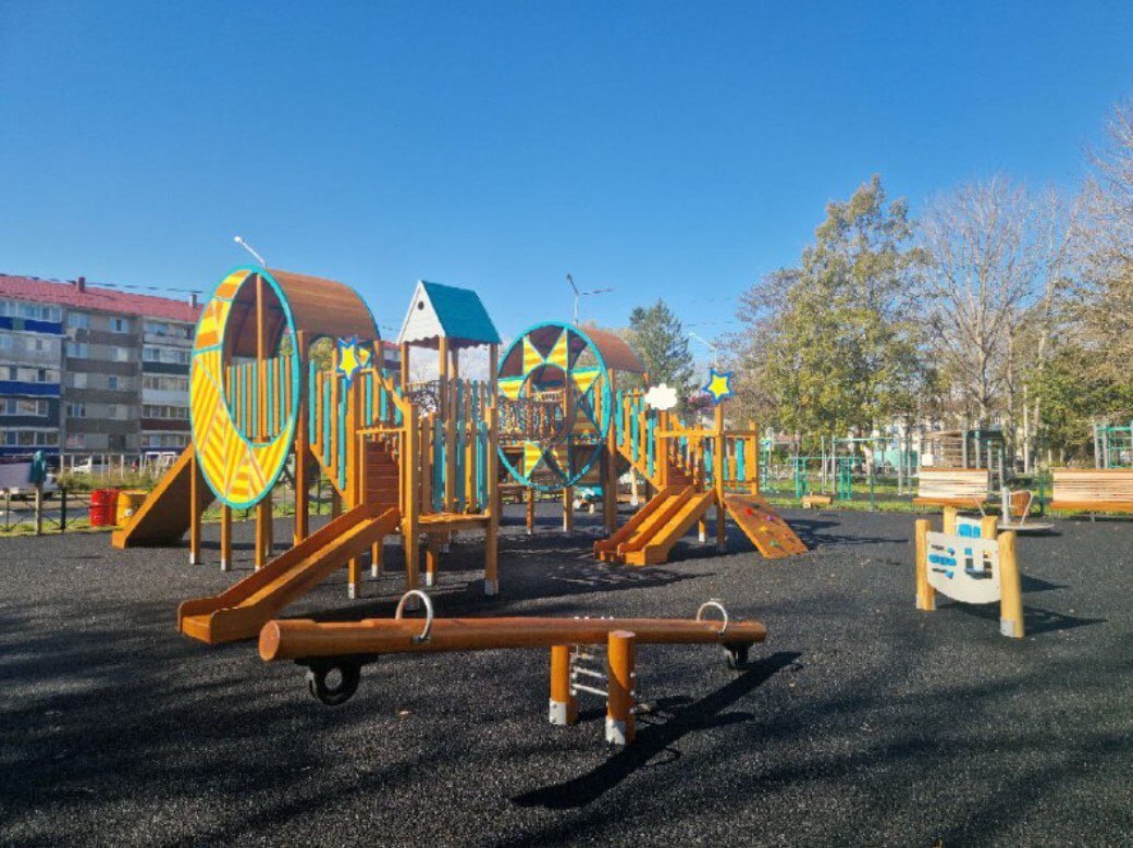 Более 20 новых детских площадок построили на Сахалине и Курилах в 2025 году Более 20 новых детских площадок построили на Сахалине и Курилах в 2025 году