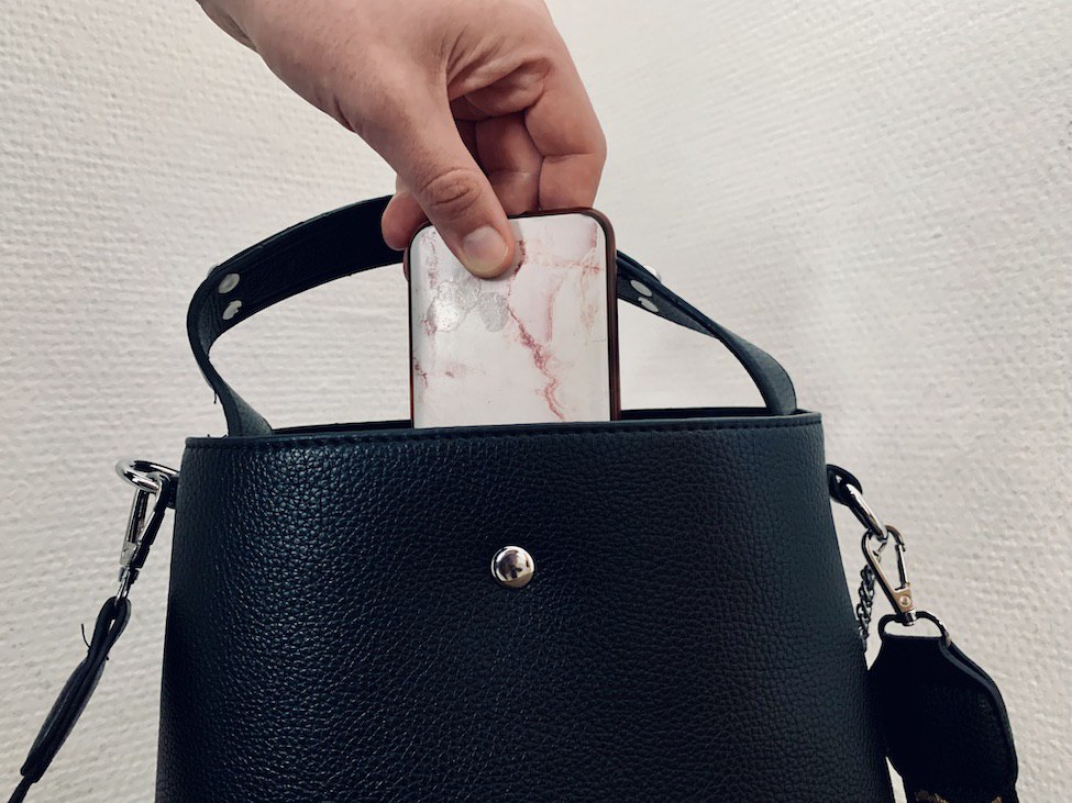 Сахалинец украл мобильный телефон в кондитерском магазине