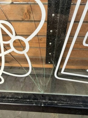 Вандалы повредили автобусную остановку в Корсакове