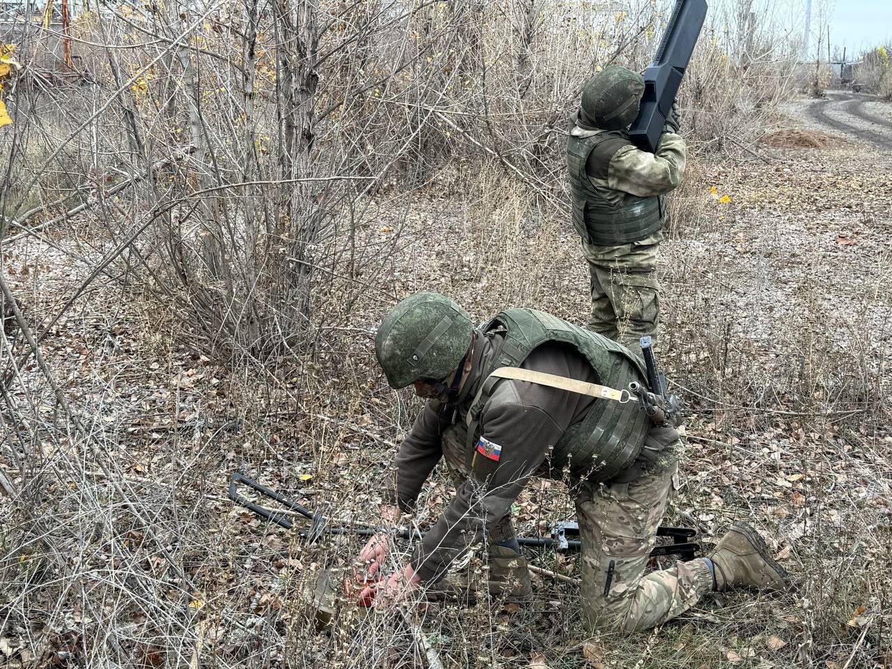 Сахалинские саперы занимаются разминированием территории в зоне СВО Сахалинские саперы занимаются разминированием территории в зоне СВО