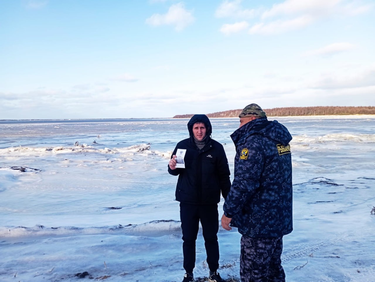 Инспекторы СКТУ навестили рыбаков на неокрепшем льду в Охинском районе Инспекторы СКТУ навестили рыбаков на неокрепшем льду в Охинском районе