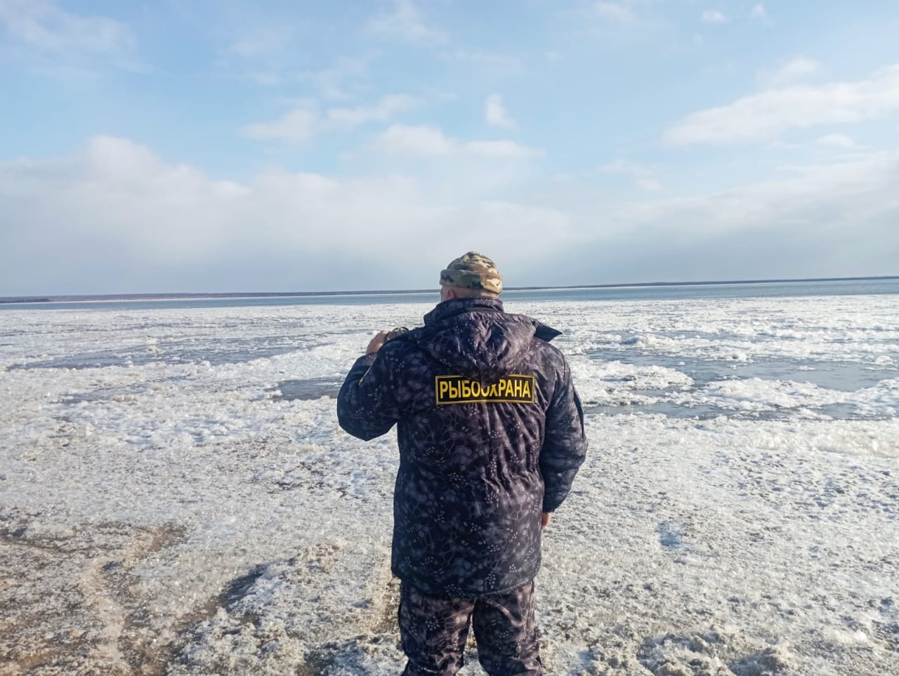 Инспекторы СКТУ навестили рыбаков на неокрепшем льду в Охинском районе