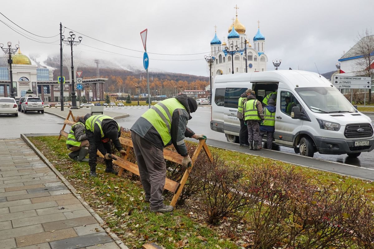 Южно-Сахалинск готовится к весне: кустарники уже укрыли и высадили 80 000 луковиц тюльпанов Южно-Сахалинск готовится к весне: кустарники уже укрыли и высадили 80 000 луковиц тюльпанов
