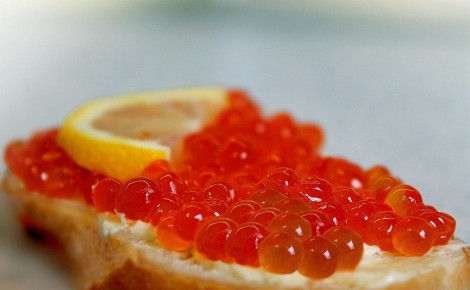 Цены на красную икру в России за год выросли на треть