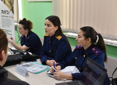 Сотрудники следственного управления СК России по Сахалинской области приняли участие в ярмарке профессий и встретились со студентами юридического факультета Сахалинского института железнодорожного транспорта