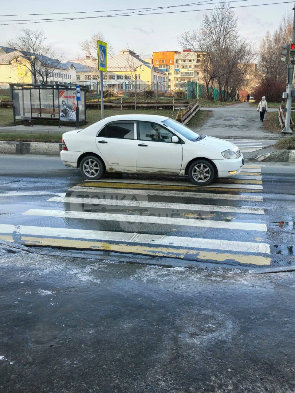 "Дети летели под машины": пешеходный переход в Южно-Сахалинске подтопило из-за утечки "Дети летели под машины": пешеходный переход в Южно-Сахалинске подтопило из-за утечки