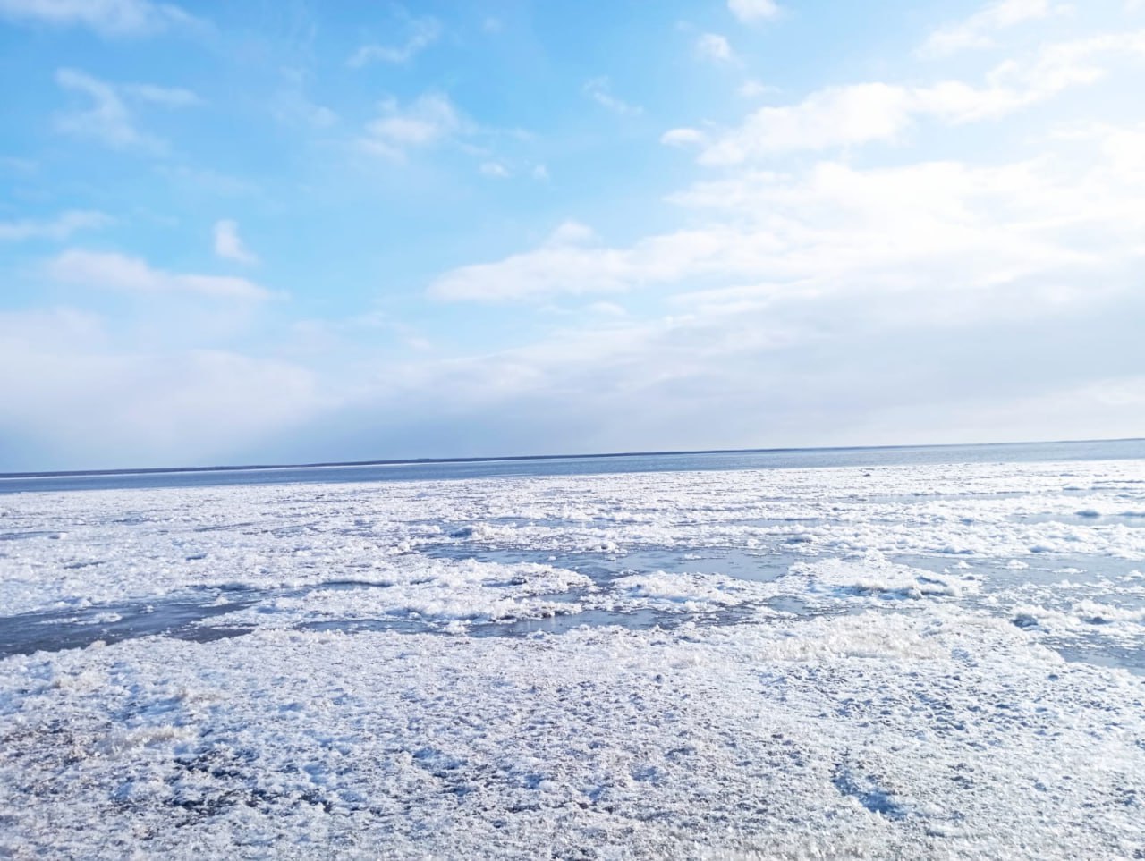 Инспекторы СКТУ навестили рыбаков на неокрепшем льду в Охинском районе Инспекторы СКТУ навестили рыбаков на неокрепшем льду в Охинском районе