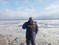 Инспекторы СКТУ навестили рыбаков на неокрепшем льду в Охинском районе